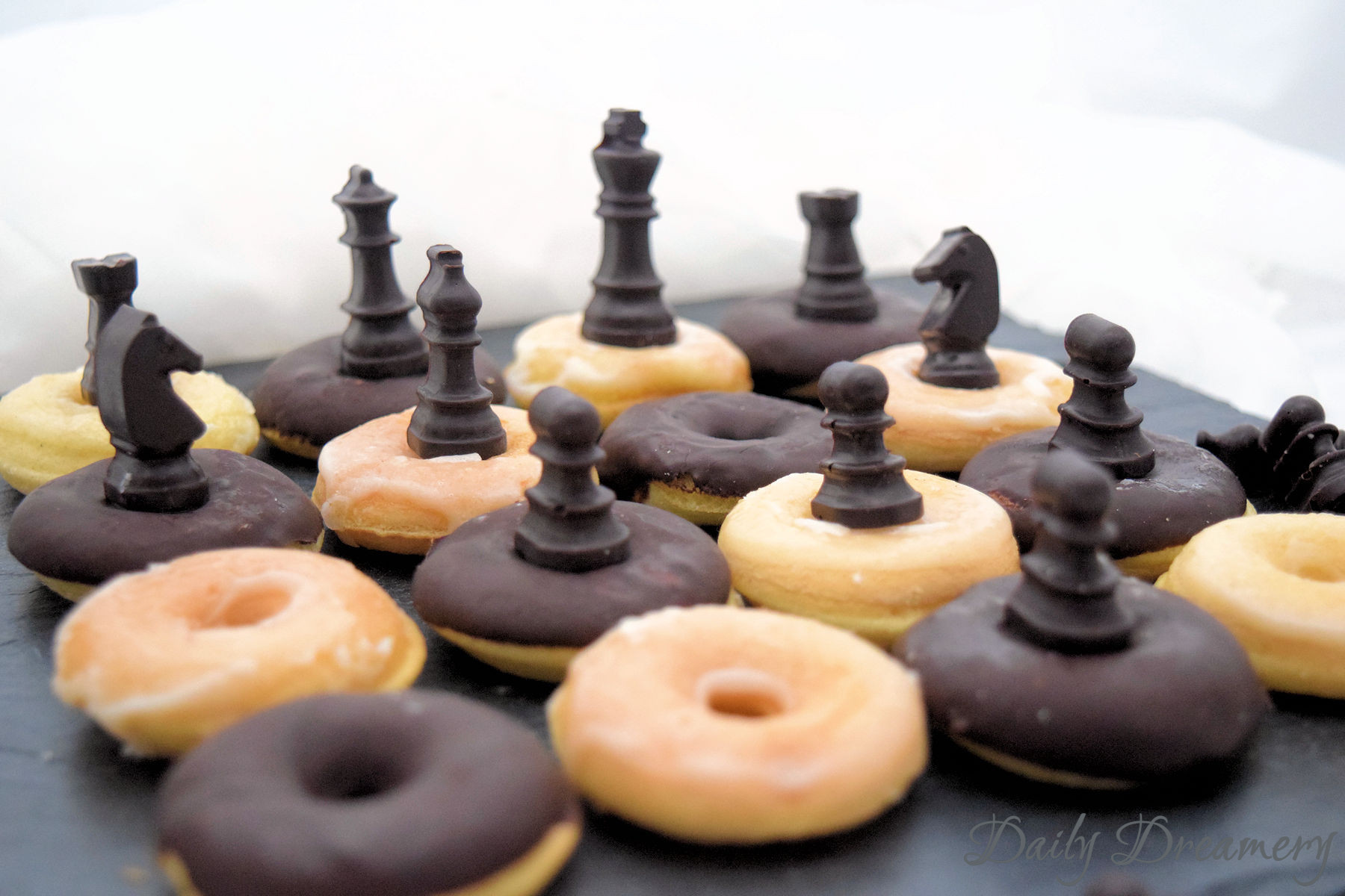 Mini-Donuts in klassisch schwarz-weißer Schachbrettoptik