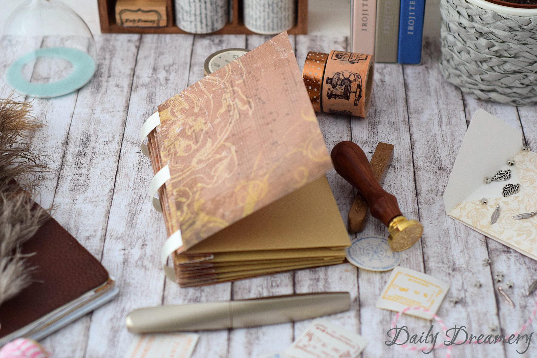 DIY Anleitung für eine Scrapbooking Idee: Ein Erinnerungsbuch aus Umschlägen. Ein kleines Sammelalbum für Souvenirs oder Bilder und eine tolle Geschenkidee.