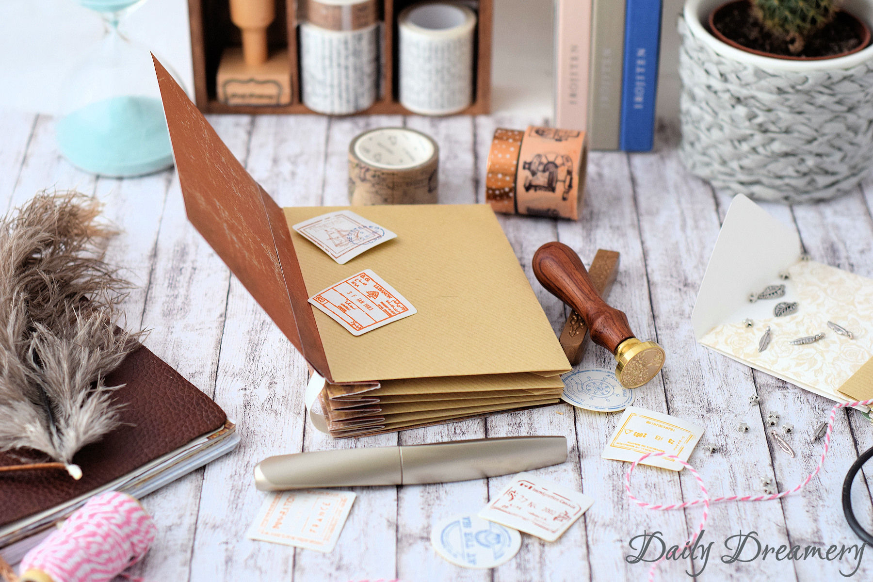 DIY Anleitung für eine Scrapbooking Idee: Ein Erinnerungsbuch aus Briefumschlägen. Ein kleines Sammelalbum für Souvenirs oder Bilder und eine tolle Geschenkidee.