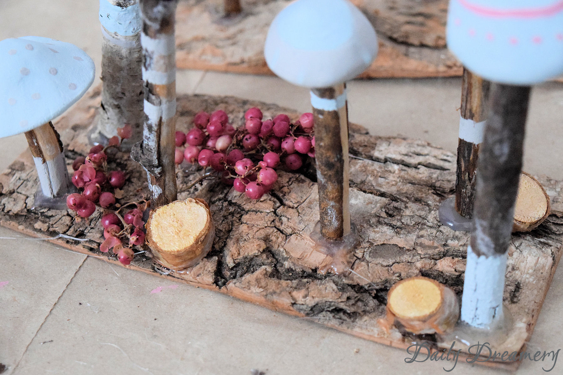Zauberhafte Mini-Pilze sorgen für magische herbstliche Stimmung in deinem Zuhause. DIY-Anleitung #diyanleitung #herbst #dekoration