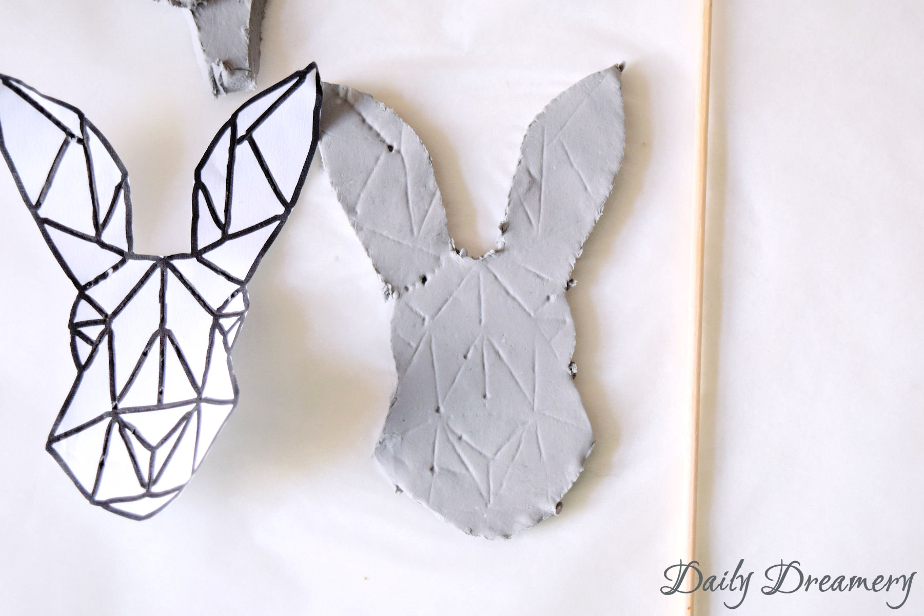 Diese modernen geometrischen Osterhasen sind eine tolle Osterdeko und ganz easy gemacht. Mit Printable und Modelliermasse wirst du zum Bildhauer. #DIY #Ostern #Easter #scandi