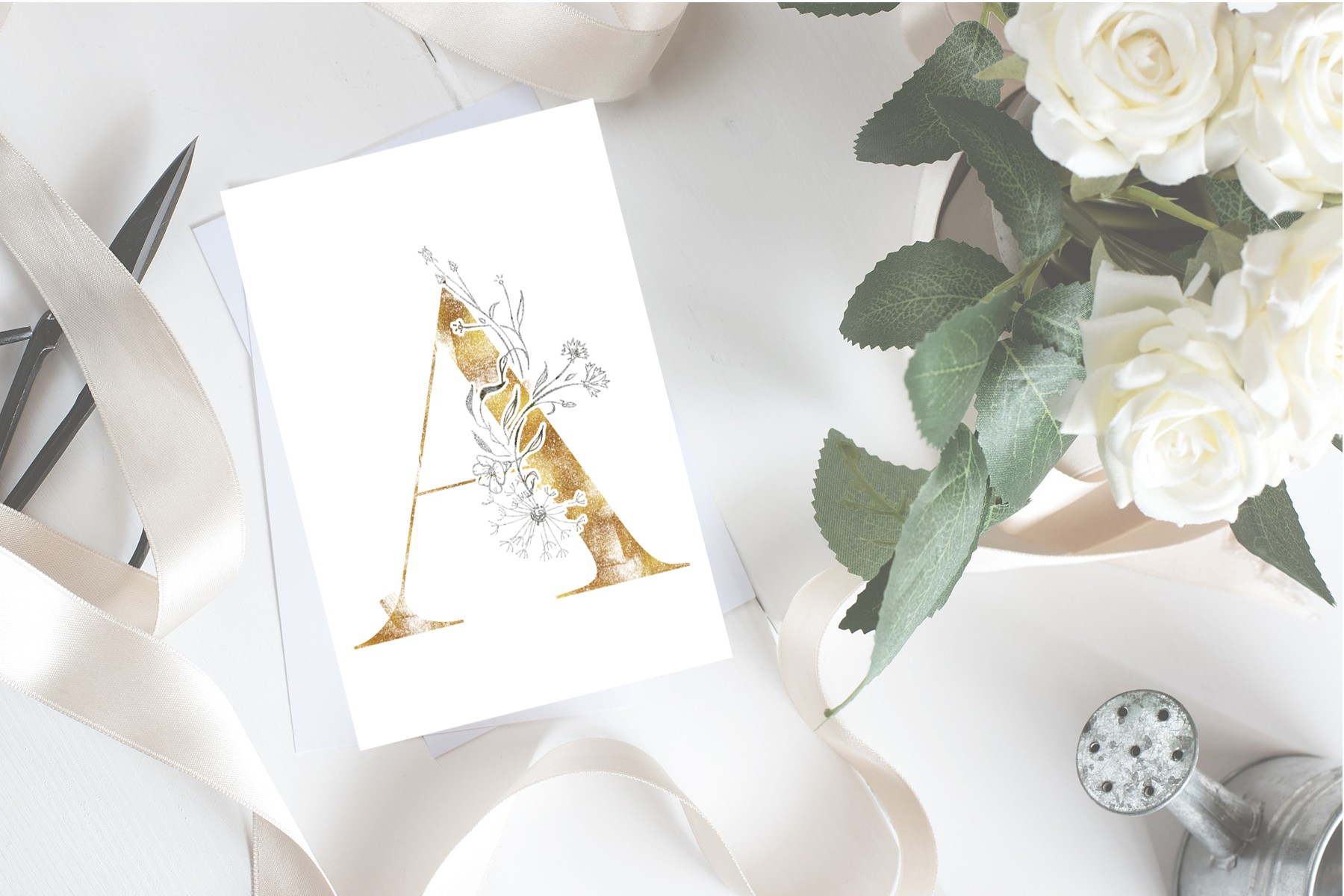Postkarte mit floralen goldenen Monogramm