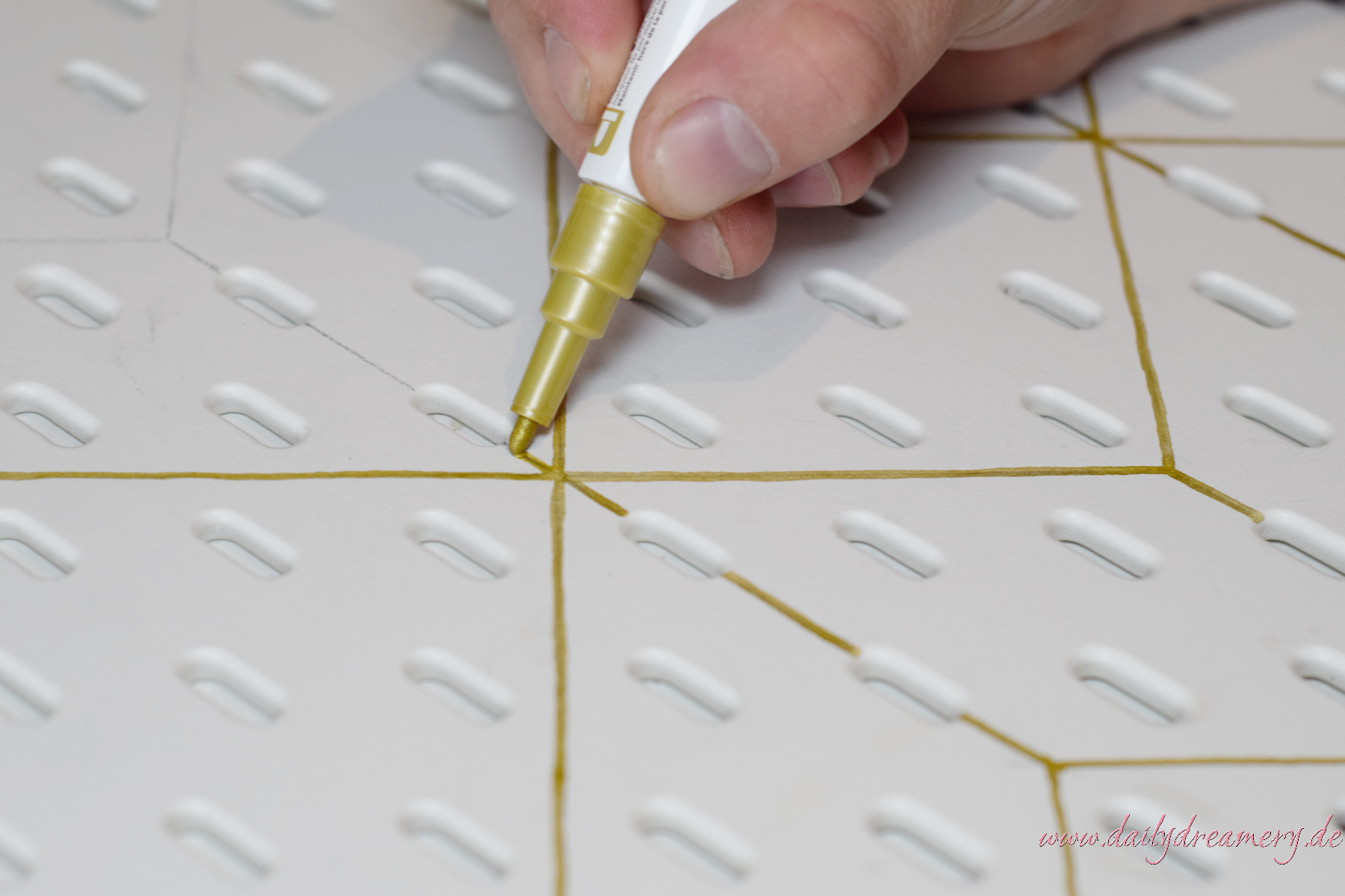 Pegboard von IKEA mit PINTOR Stiften von Pilot individualisieren IKEA Hack